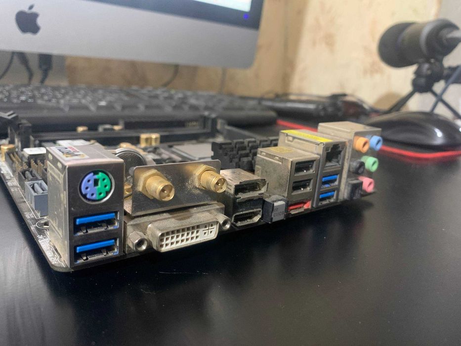 Материнська плата ASRock Z77E ITX Wi-Fi и Asus Z87