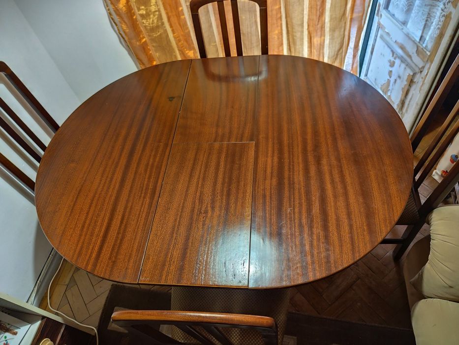 Mesa extensível em cerejeira maciça, impecável e bonita