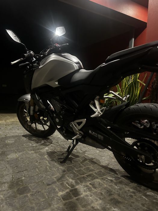 Honda cb125R cinzenta
