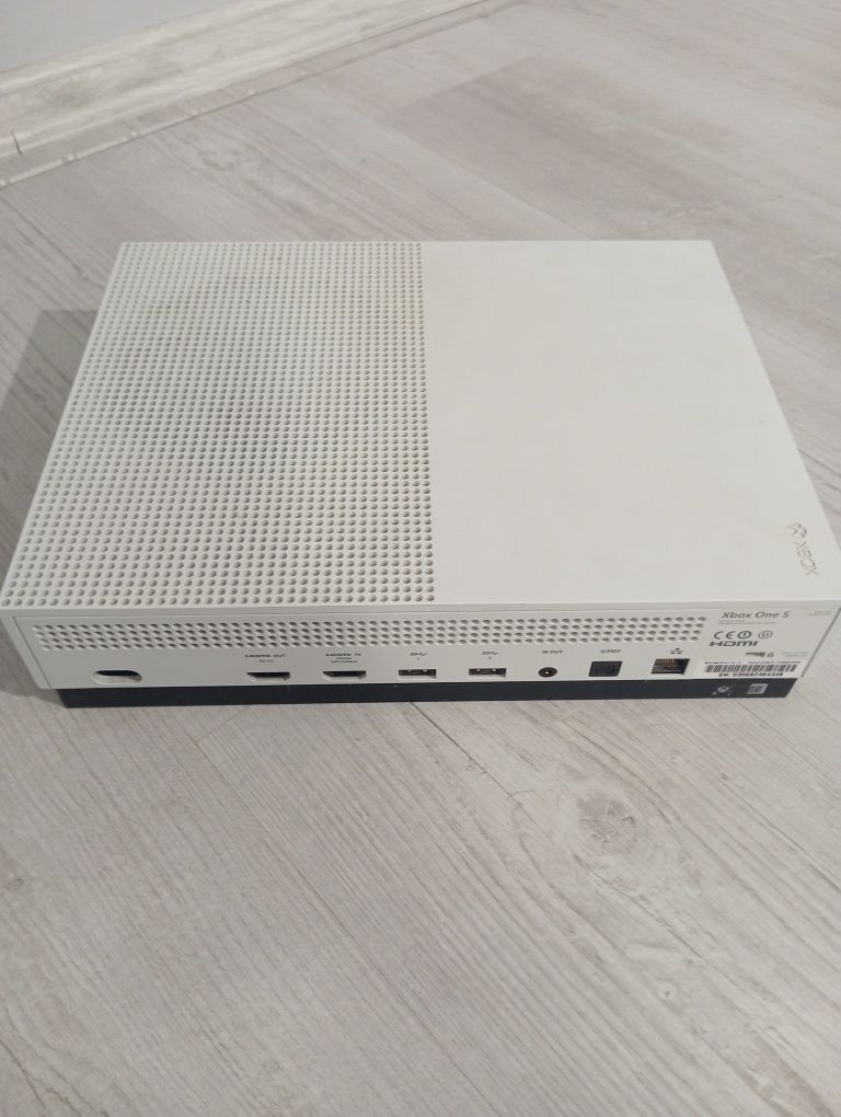 XBOX ONE S + kinekt+ pad + 7 gier