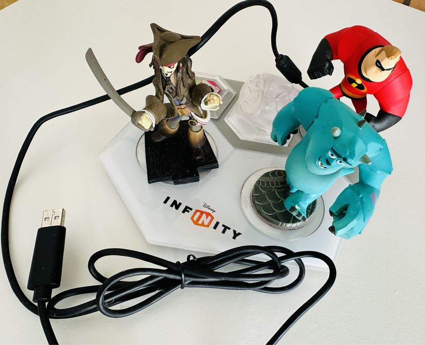 Pack Infinity Disney jogo Wii + portal + 5 peças