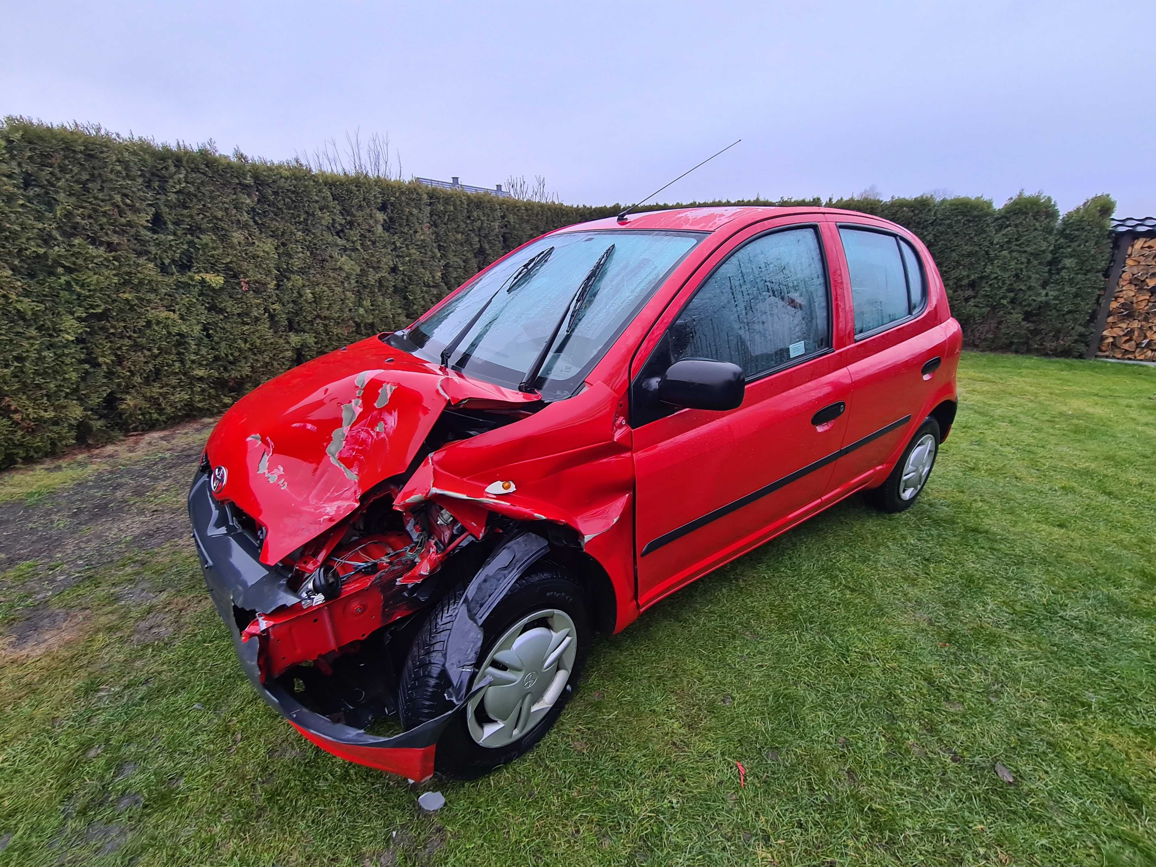 Toyota Yairs 1 2001 części elementy silnik  blacharskie idealny stan