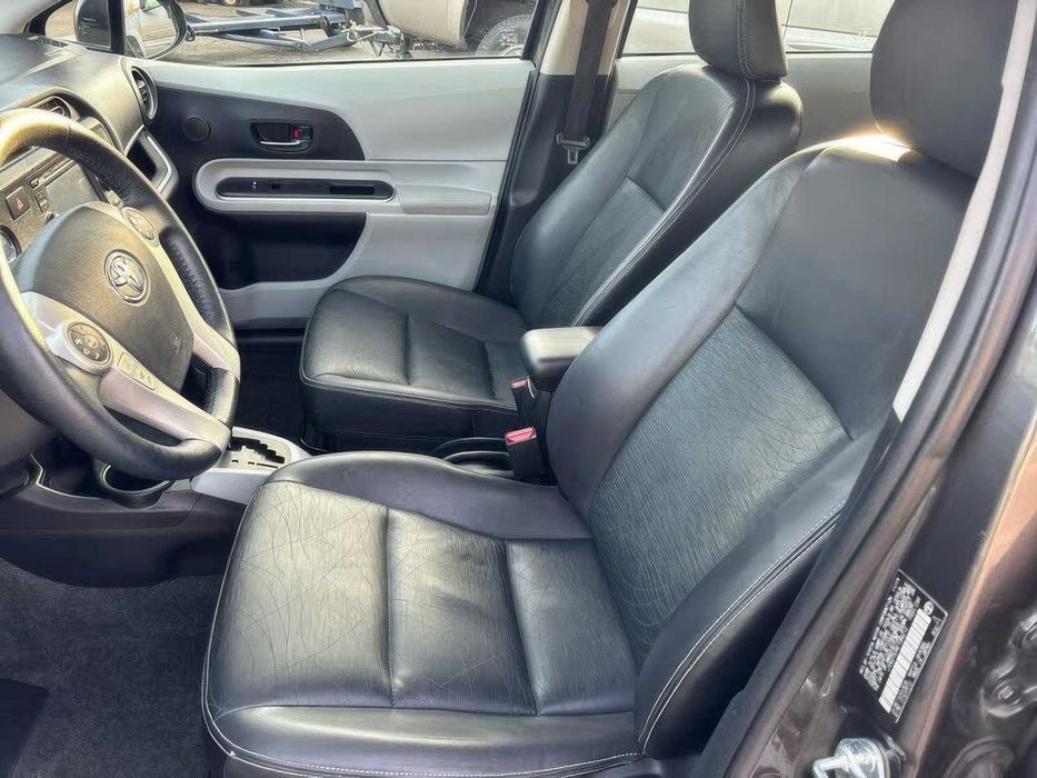 Toyota Prius c Four      2014