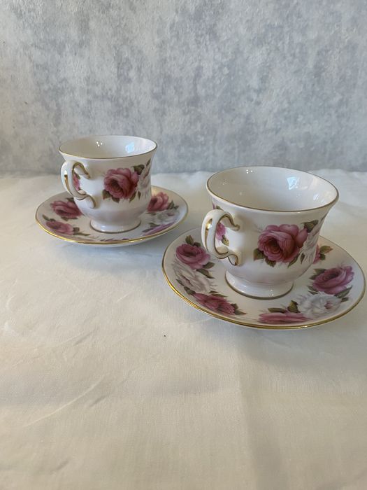 Dwie filizsnki z podstawkami Queen Anne