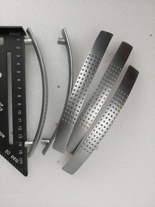 Srebrny metalowy uchwyt gałka meblowa