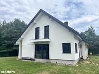 Nowy dom pod Warszawą – styl Hampton, smart home, cisza