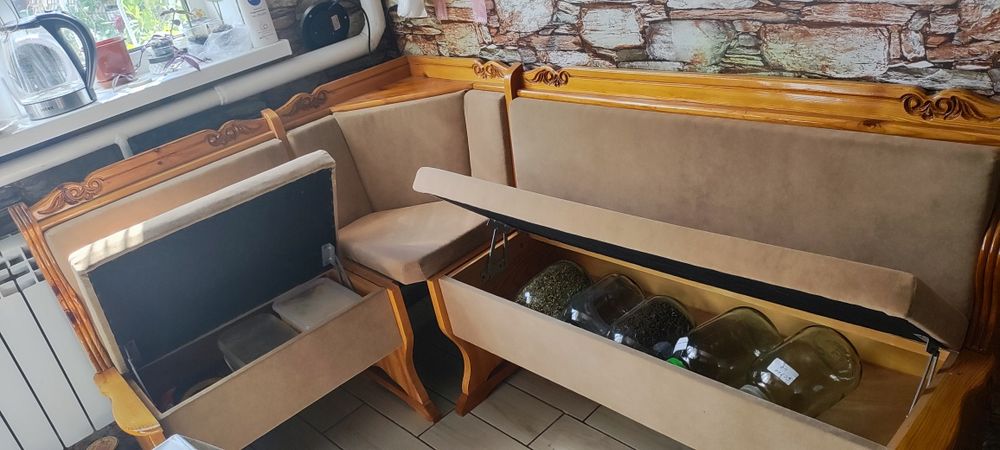 Кухонный уголок с столом