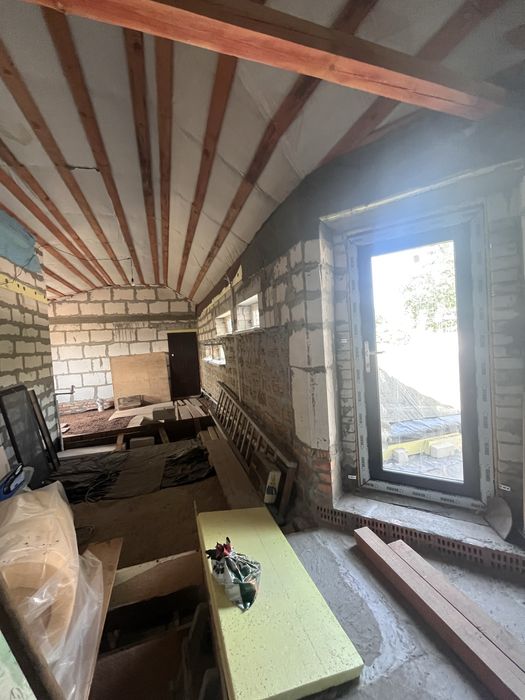 Дім на Космосі з незавершеним ремонтом .