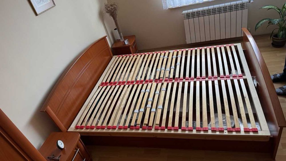 Łóżko ze stelażem plus dwa stoliki nocne