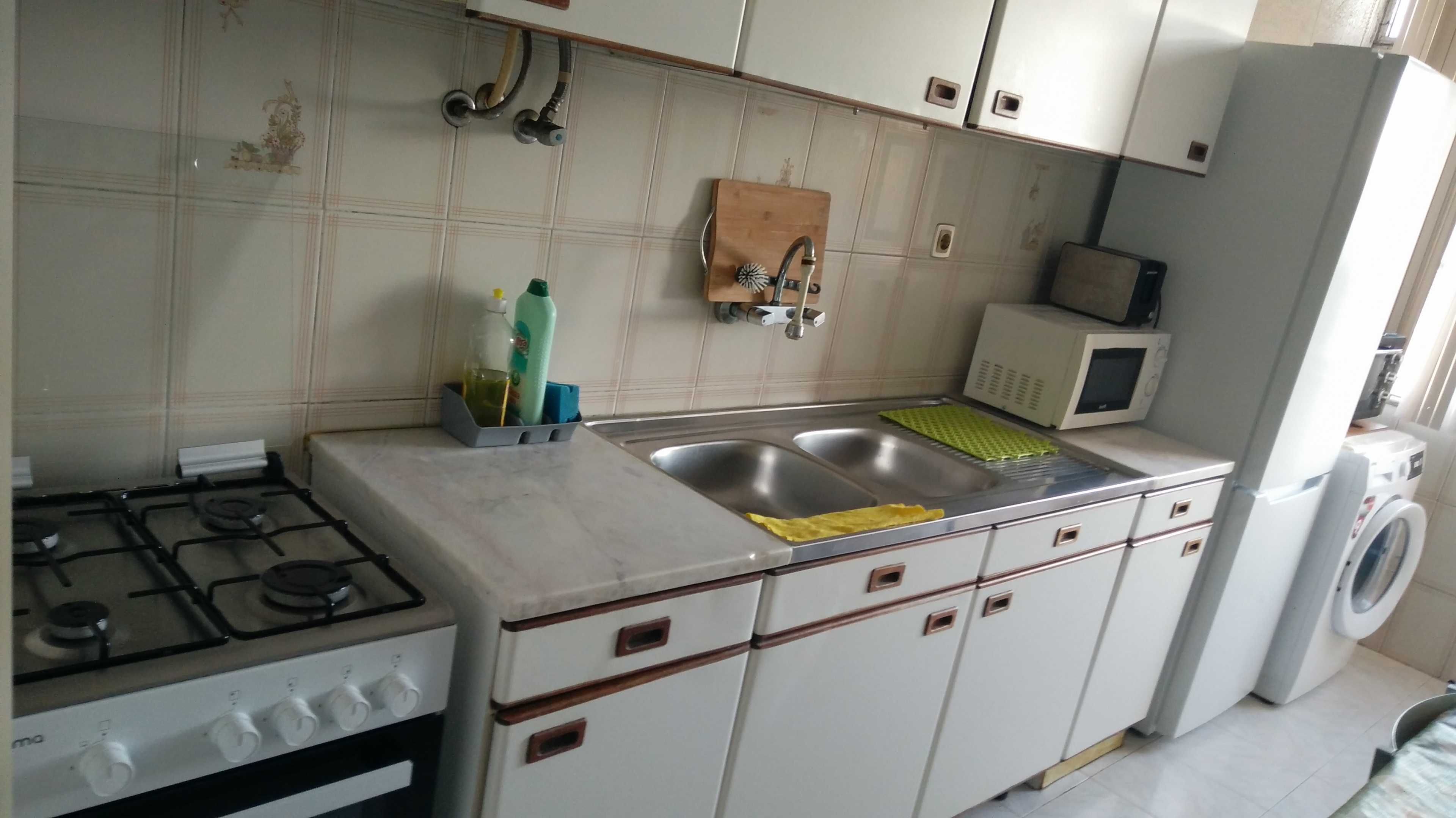 Amora, Quarto em casa Tranquila