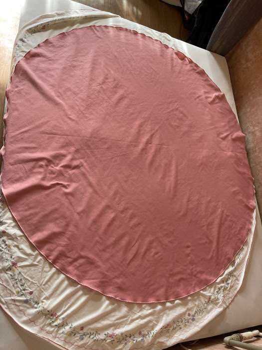 Кругла скатертина красивого рожевого кольору. Розмір довжина 170 см.