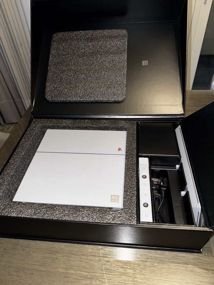 Playstation 4 edição especial “20th anniversary”