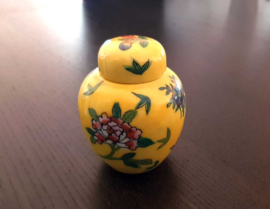 Pote miniatura amarelo e decoração floral em porcelana chinesa (Macau)