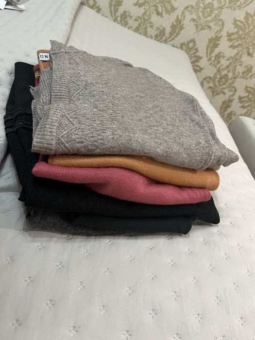 Zestaw odzieży- spódnice, swetry