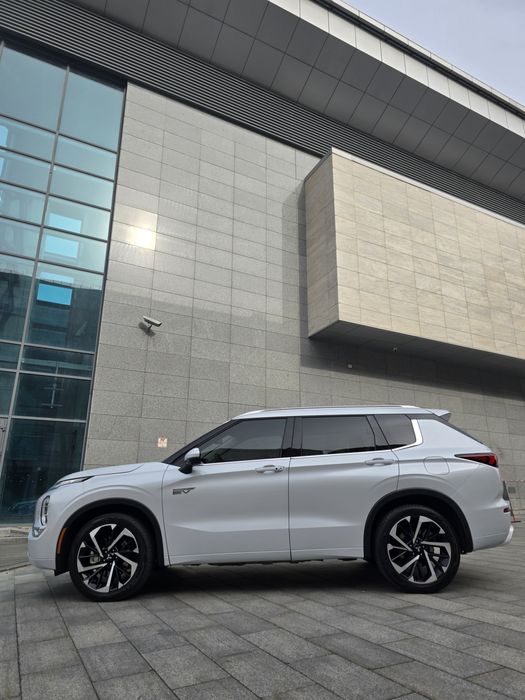 Mitsubishi outlander PHEV 2.4 4WD SEL Гібрид 2023р. 

 PHEV 2.4 P 4WD