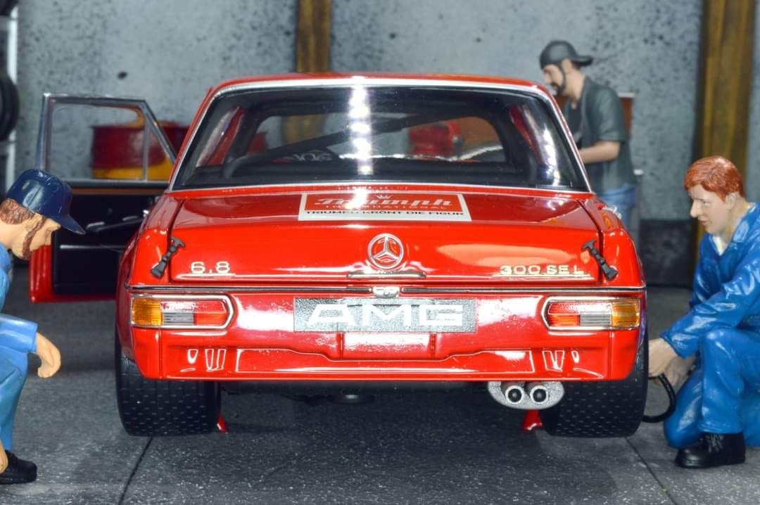 Miniatura Mercedes 300 SEL 6.8 AMG Minichamps 1:18