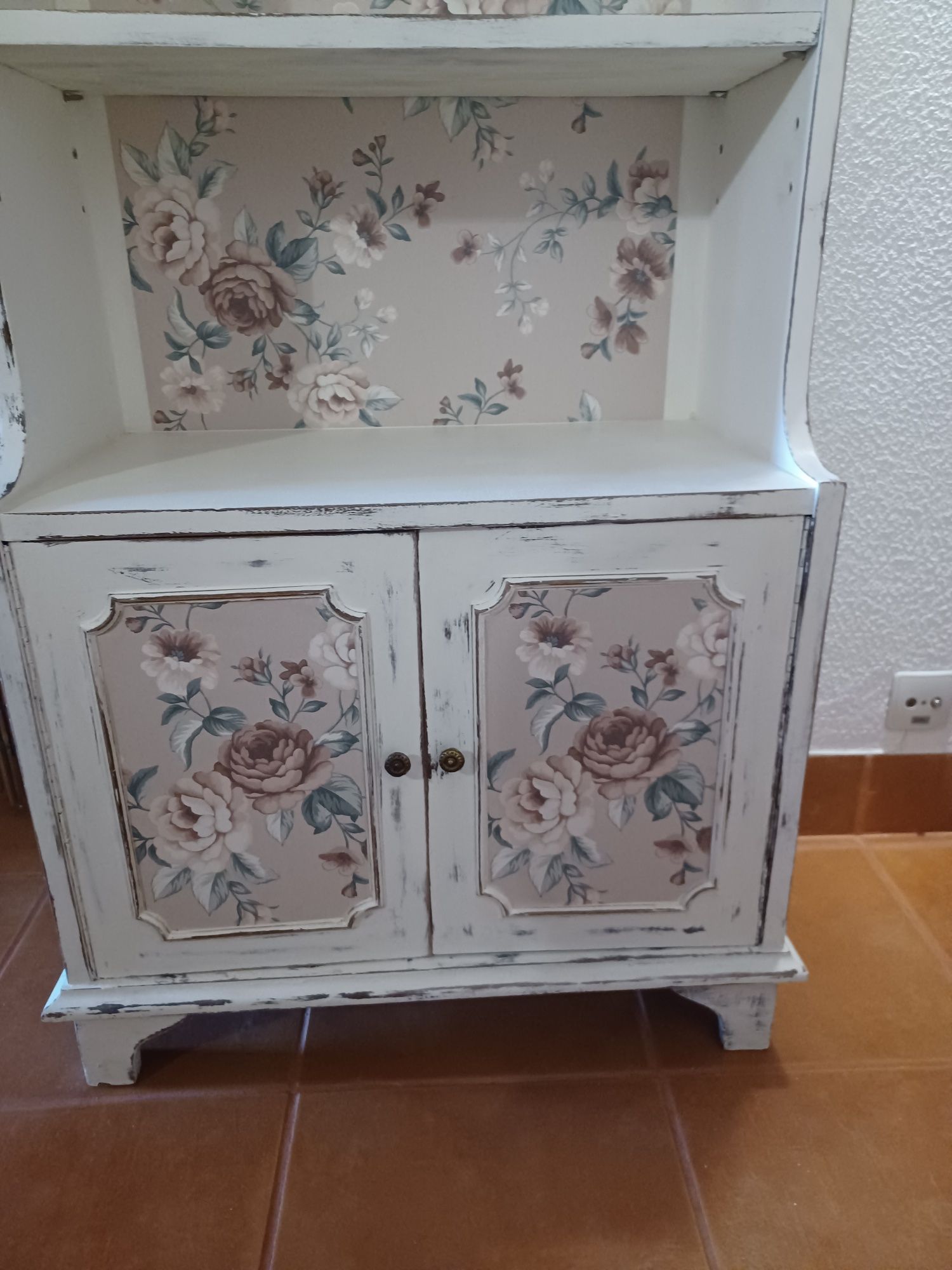 Movel em mogno pintado
