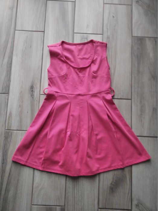 Sukienka dzianinowa, rozkloszowana w kolorze malinowym rozmiar S