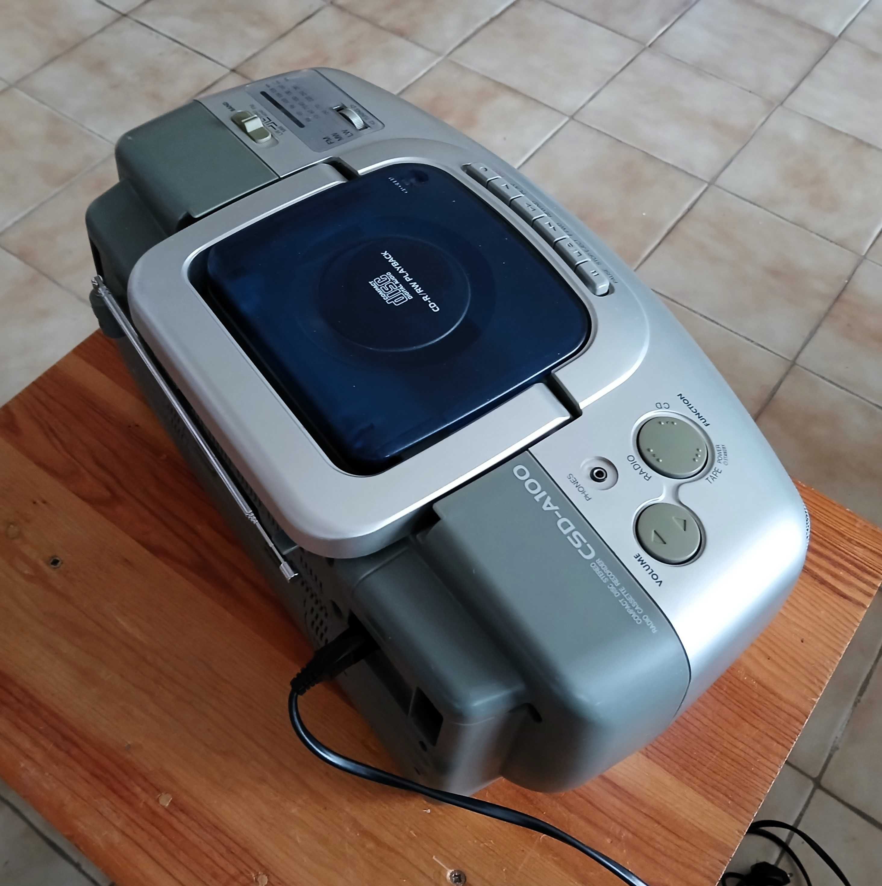 Rádio  Aiwa modelo CSD A100