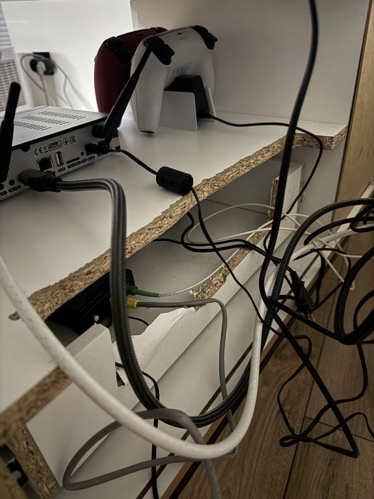 Szafka RTV 154cm biała ryflowana