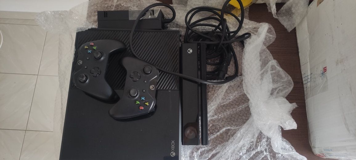 Xbox One + Kinect + 2 comandos