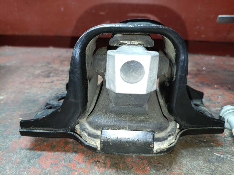 Продам верхню опору двигуна меган 2 1.6 бензин