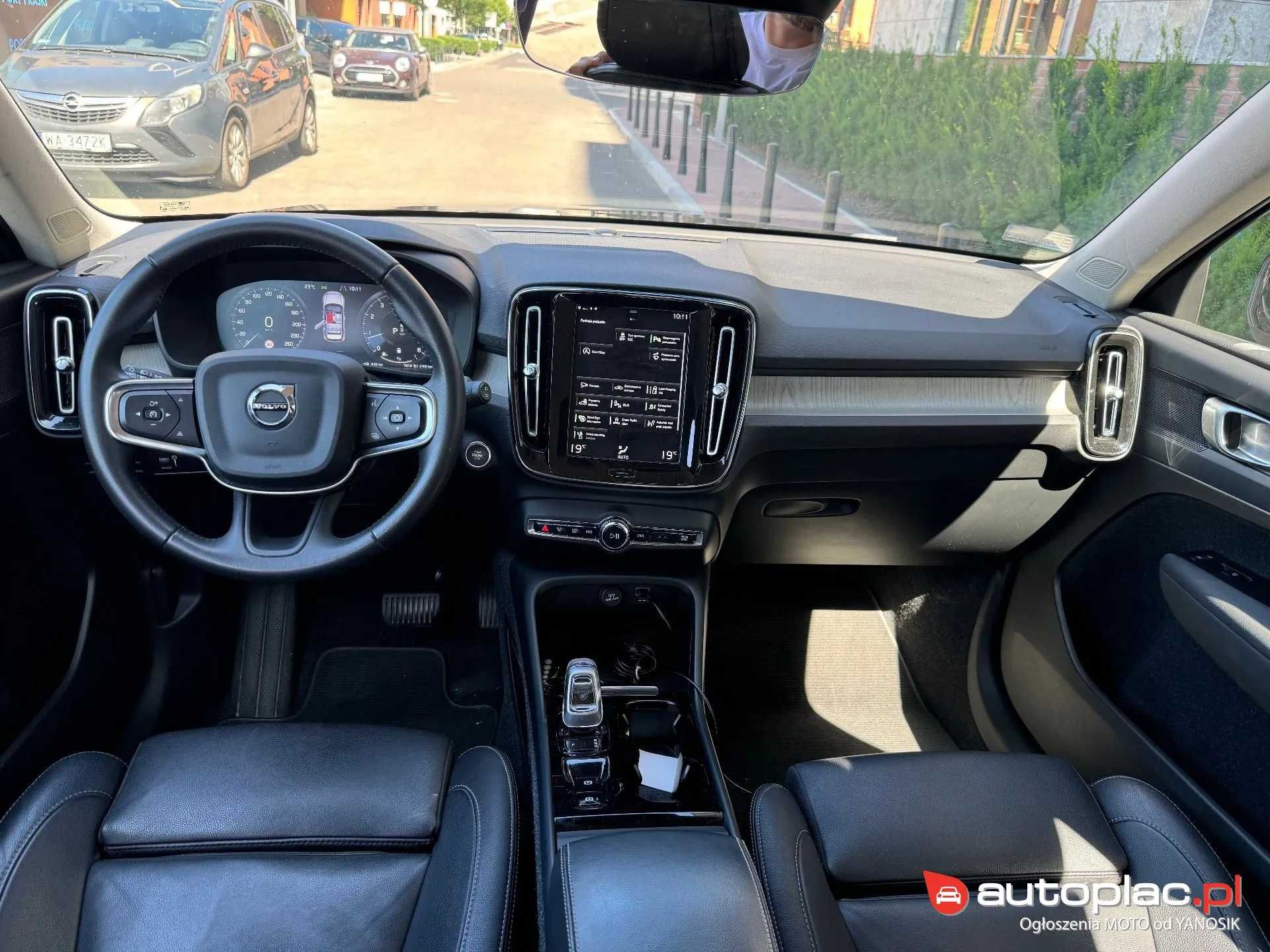 VOLVO XC 40 2.0 w wersji INSCRIPTION