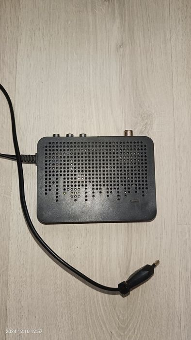 Тюнер т2 Romsat 1017 hd без пульта, нужен ремонт