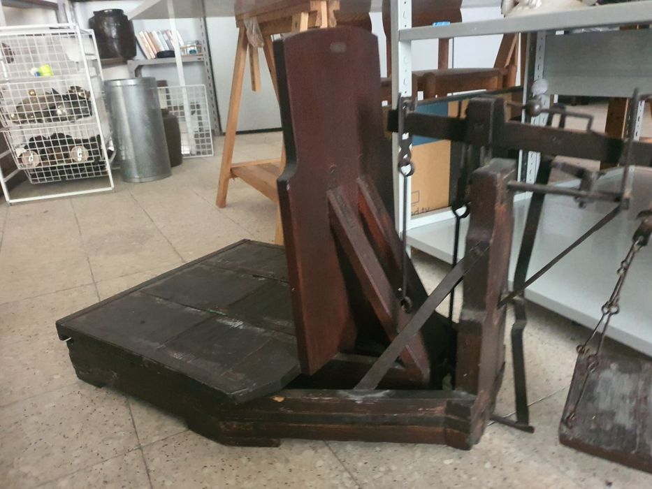 Balança décimal antiga em madeira