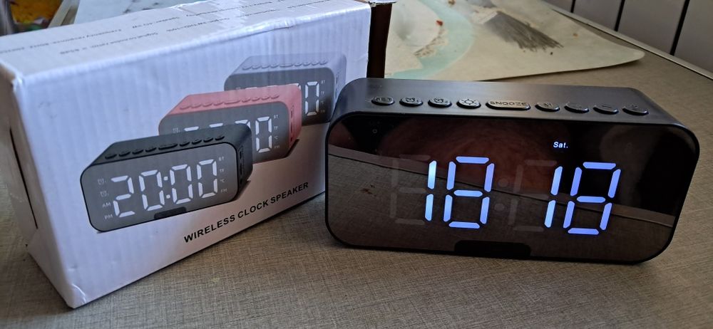 Цифровий годинник ,будильник,Bluetooth 5 .