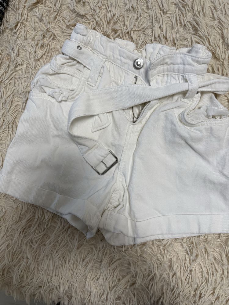 Білі джинсові шорти Bershka