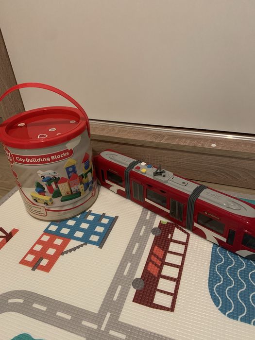 Drewniane klocki i tramwaj