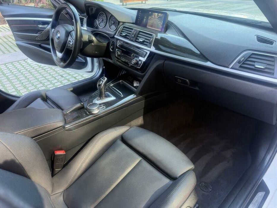 BMW 3 Series 330i      2019