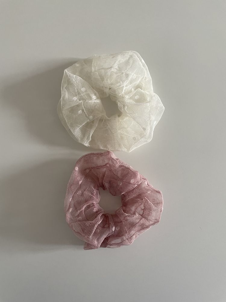 Owijka gumka do włosów scrunchie koronka grochy pudrowy róż krem cream