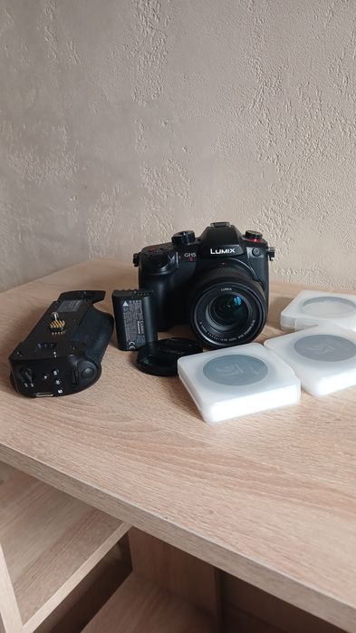 Продам Panasonic gh 5 mark 2 + Об'єктив + доп. батарея та флешка