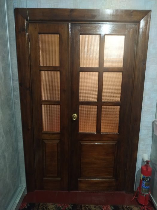 Двері міжкімнатні з коробкою та лиштвою . .