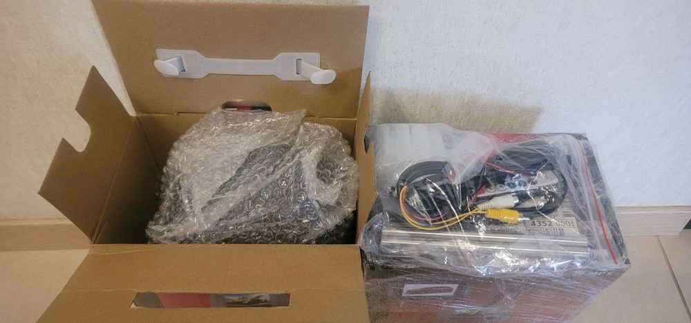 Автомобільні DVD,TV,в підголовниках