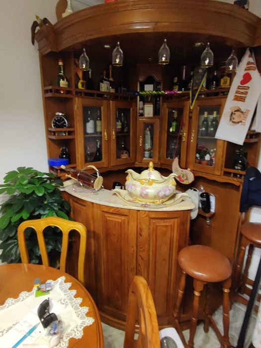 Bar em madeira castanho