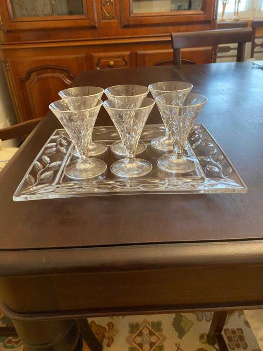 conjunto 6 copos de licor com tabuleiro RCR cristal