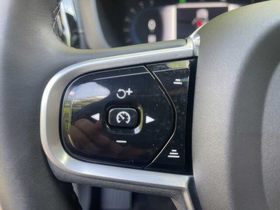 Volvo XC60 B6 R-Design      2022