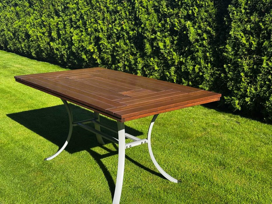 Komplet mebli ogrodowych (stół i 6 krzeseł) w bardzo dobrym stanie