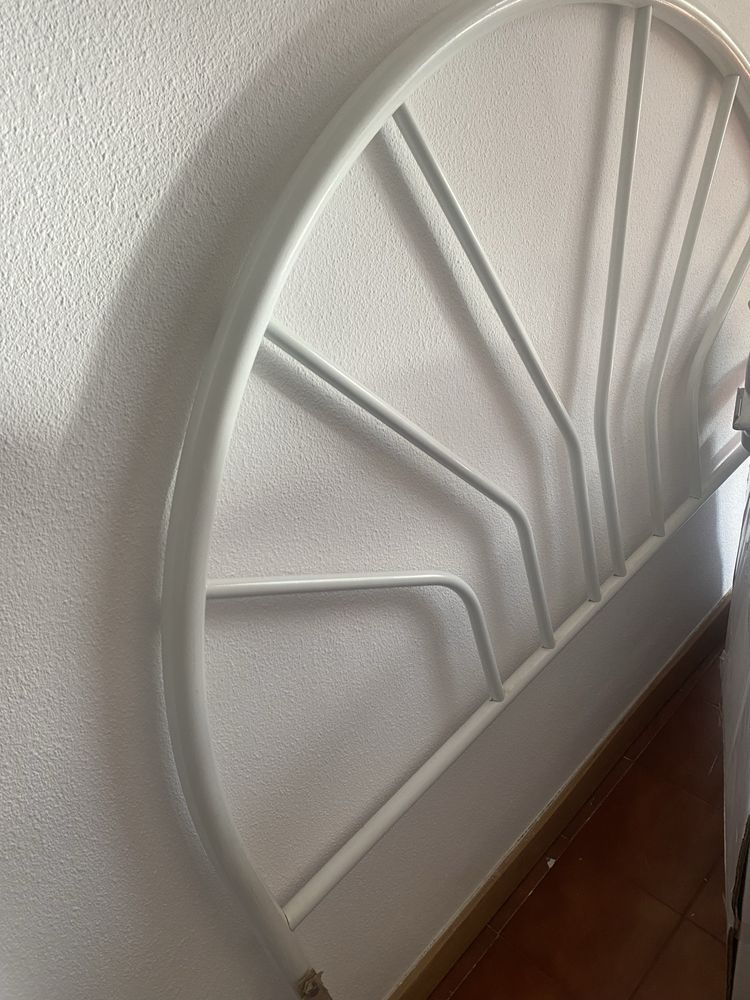 Cama de casal em bom estado