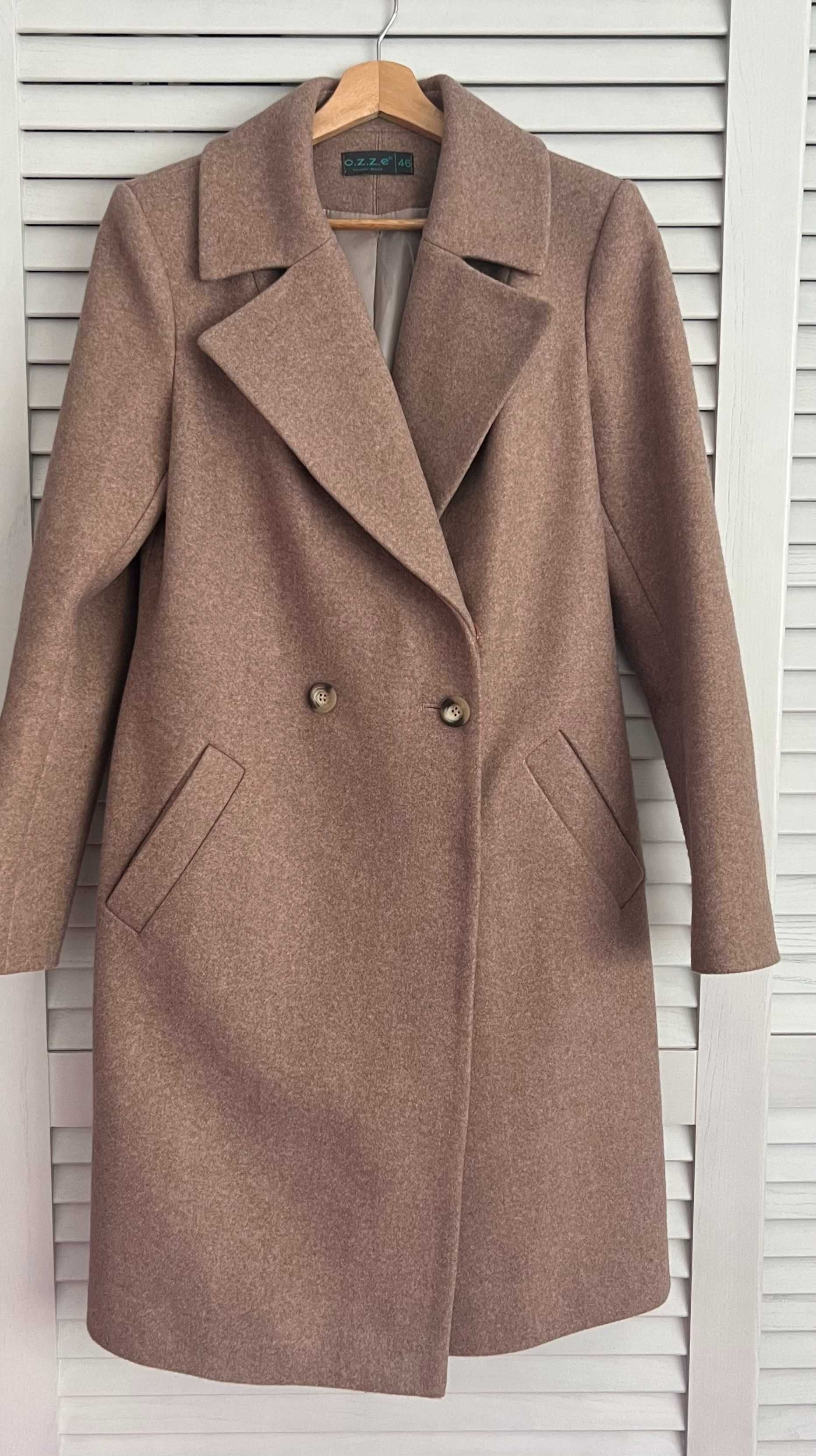 Жіноче пальто бежево-коричневого кольору.