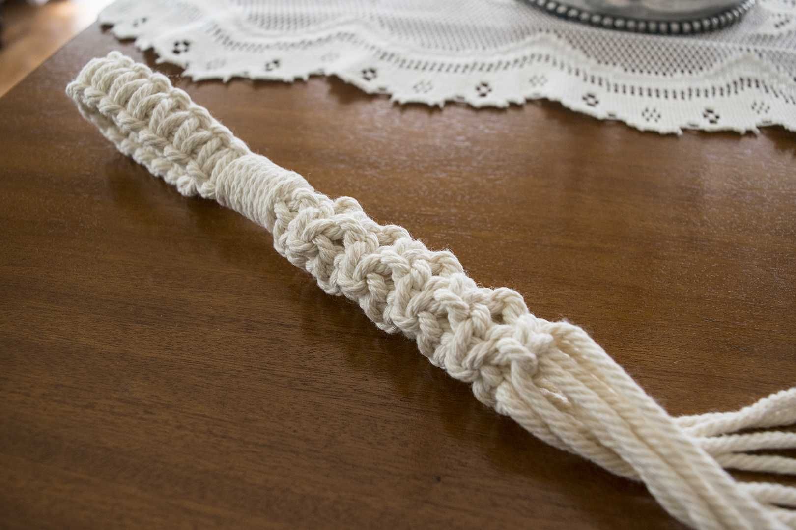 Suporte para vasos em macramé