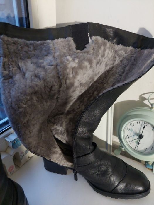 Шкіряні чоботи на густій цегейці