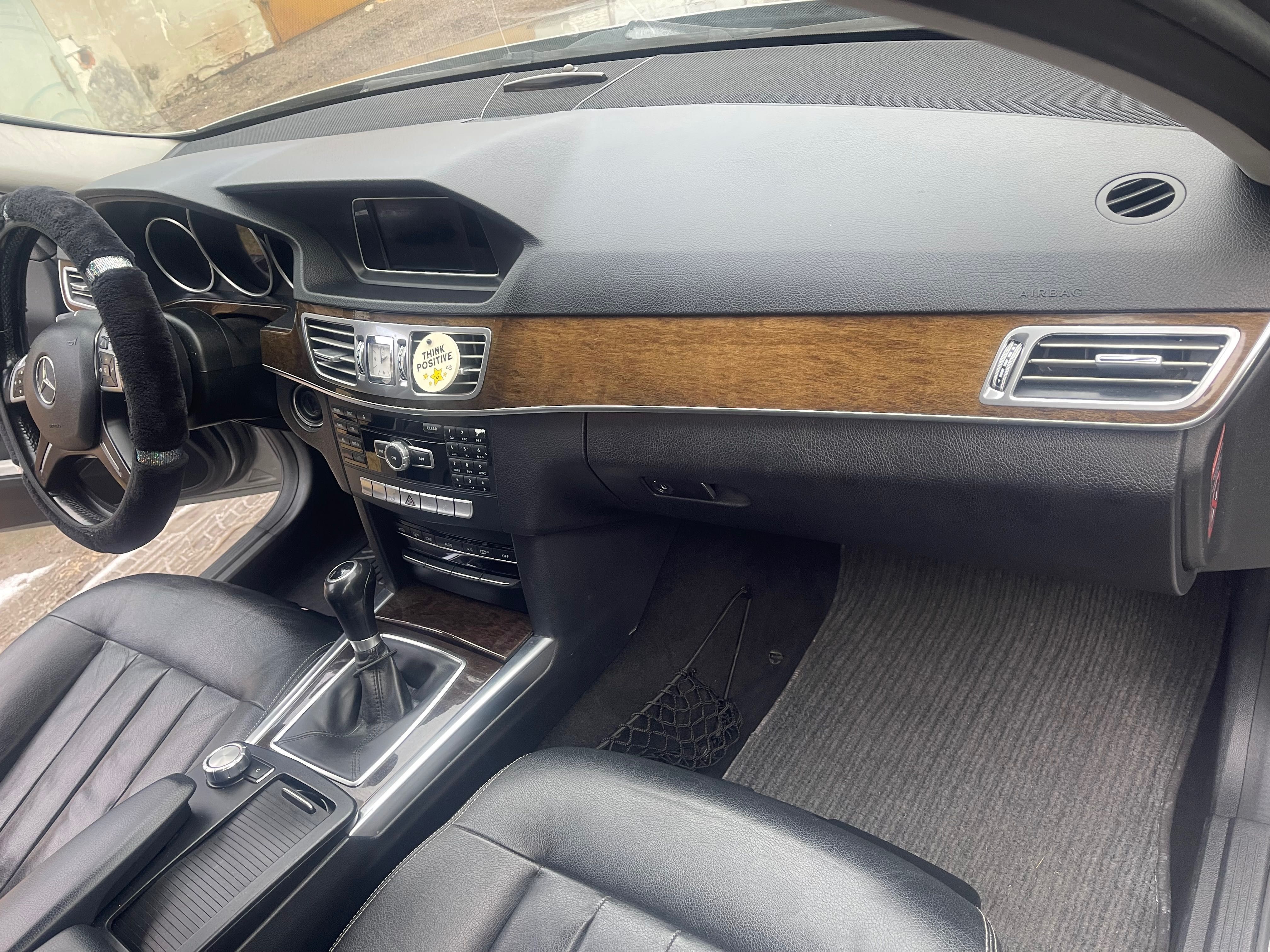 Легковий автомобіль Mercedes E200