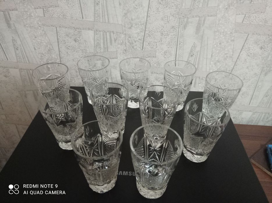 Продаю набір кришталевих чарочек та фужерів.