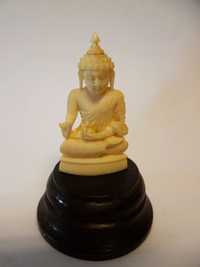 pequena antiga escultura asiática de Buddha esculpido
