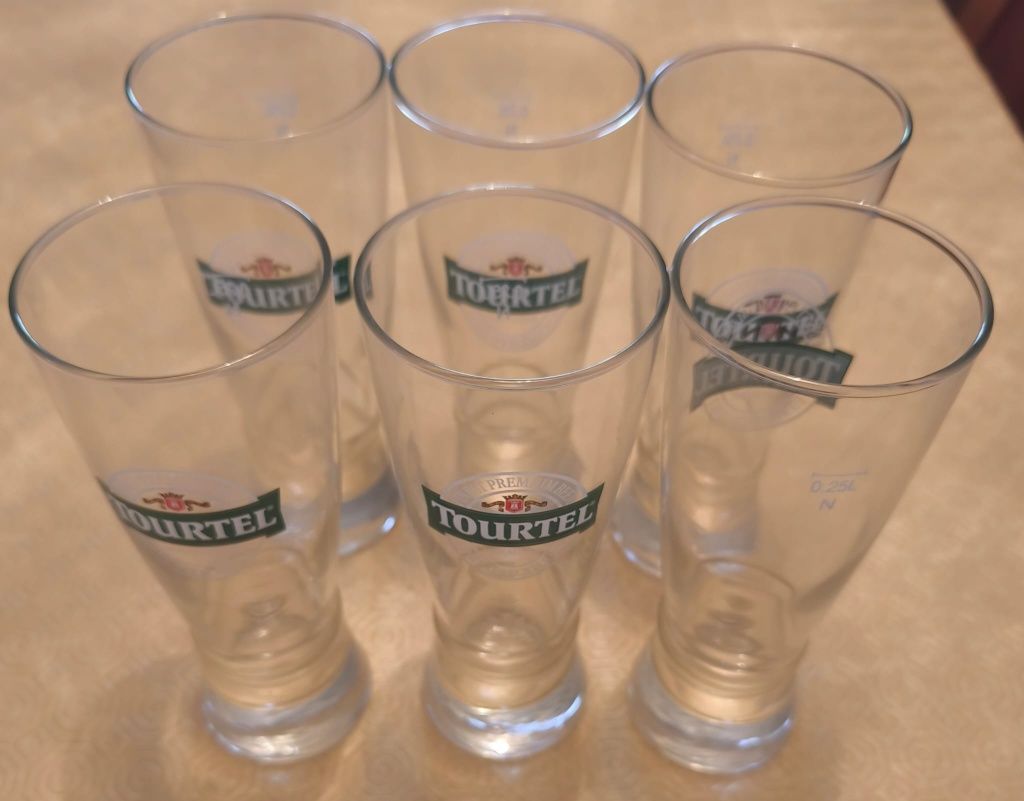 Copos altos de cerveja diferentes marcas