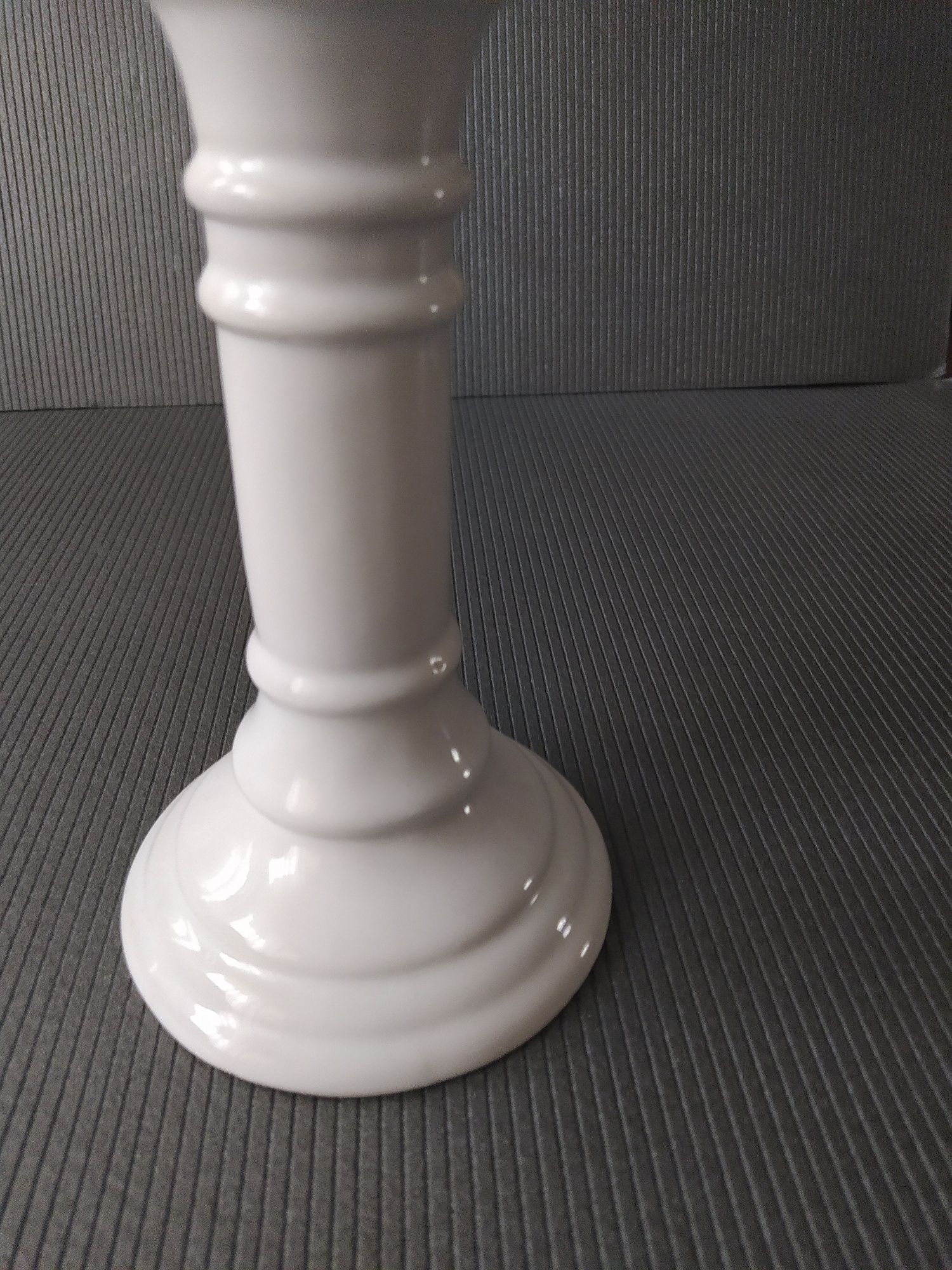 Duży biały porcelanowy świecznik